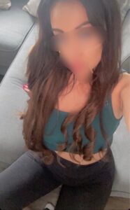 Seksi napucana milf udata i traži sex